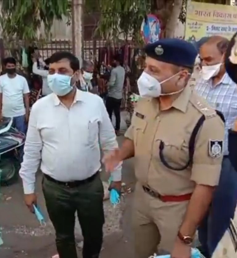 भीड़ भरे बाजारों में पहुंचे कलेक्टर एसपी, दुकानदारों को सोशल डिस्टेंसिंग पालन करने की दी नसीहत