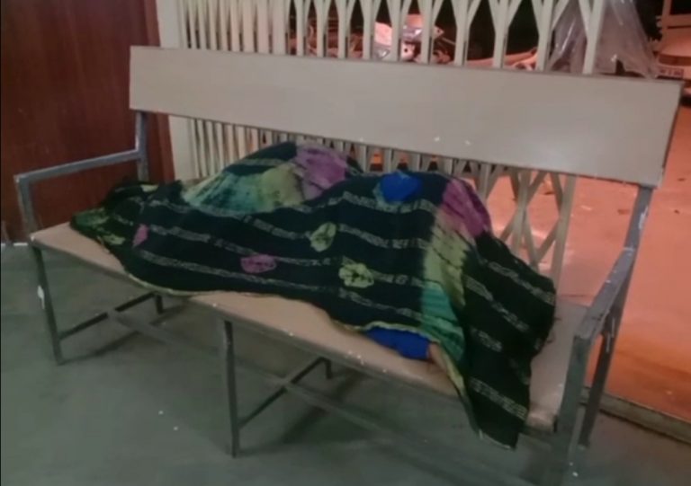 नशे की हालत में नाबालिग छात्रा के साथ दुष्कर्म, पुलिस ने घटना के 2 दिन बाद दर्ज की एफआईआर