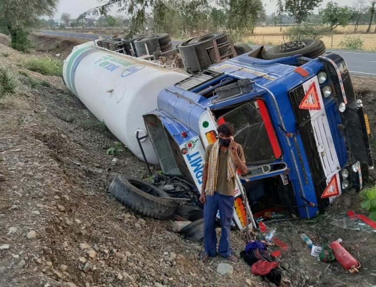 प्रदेश में अस्पतालों में ऑक्सीजन की कमी पर अच्छी खबर: दिल्ली से भोपाल जा रहा ऑक्सीजन टैंकर पलटा, 20 टन ऑक्सीजन सुरक्षित..