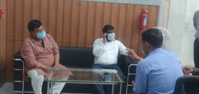 ऊर्जा मंत्री ने कोविड कंट्रोल रूम में व्यवस्थाओं का लिया जायजा, मरीजों का जाना हाल