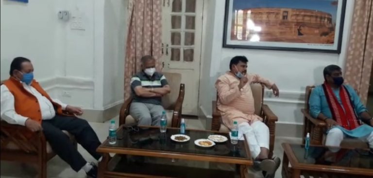 बढ़ते कोरोना संक्रमण पर ऊर्जा मंत्री की बैठक, अस्पतालो में दवाइयां ,ऑक्सीजन के इंतजामों पर बीजेपी के वरिष्ठ नेता एवं अधिकारियों से हुई चर्चा  