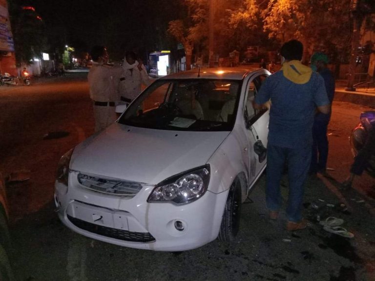 डिवाइडर पर चढ़कर पलटी कार चार लाेग घायल एक की मौत 