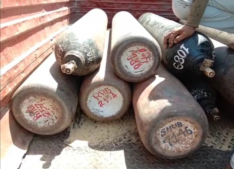 ऑक्सीजन की कमी: पुलिस ने निजी संस्थानों से जप्त करना शुरू किए ऑक्सीजन सिलेंडर, वेल्डिंग, पत्थर कटिंग कार्य के लिए रखे 20 ऑक्सीजन सिलेंडर किए जप्त