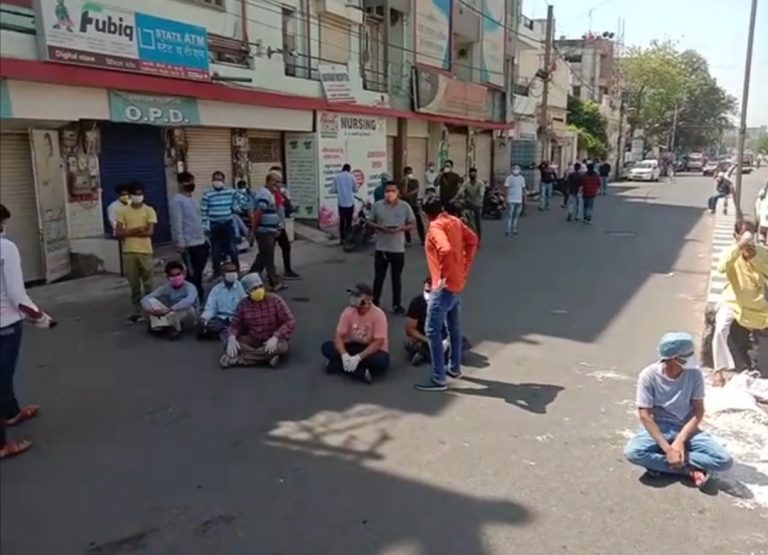 अस्पतालों में ऑक्सीजन की किल्लत, कई निजी अस्पतालों में परिजनों ने किया हंगामा, अधिकारी माहौल सुधारने में लगे..