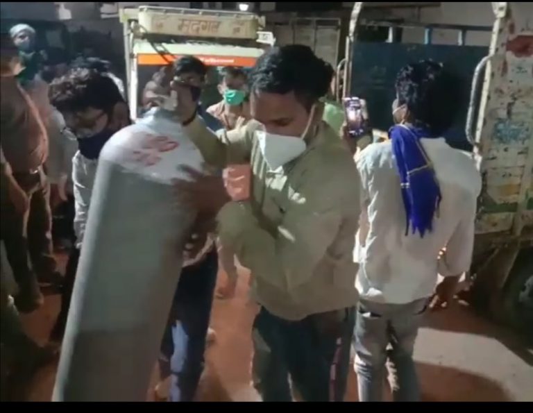 गाड़ियां जल्द भरवाने की होड़ में हंगामा मारपीट, कलेक्टर ने पहुंचकर मामला करवाया शांत, तब कहीं जाकर हो सका जीवन रक्षक ऑक्सीजन का आवंटन