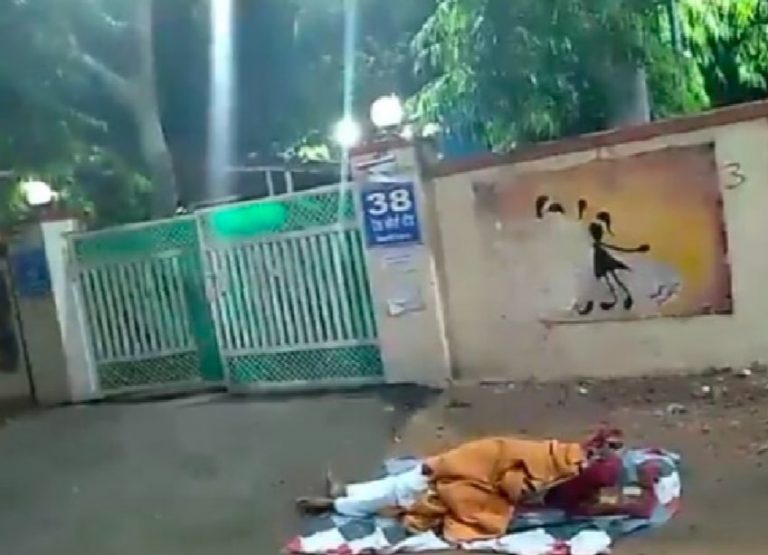 ऑक्सीजन और रेमडिसिवर इंजेक्शन की कमी से नाराज: पूर्व बीजेपी जिला अध्यक्ष का मंत्री के बंगले के बाहर आधी रात धरना, मंत्री के आश्वासन के बाद माने