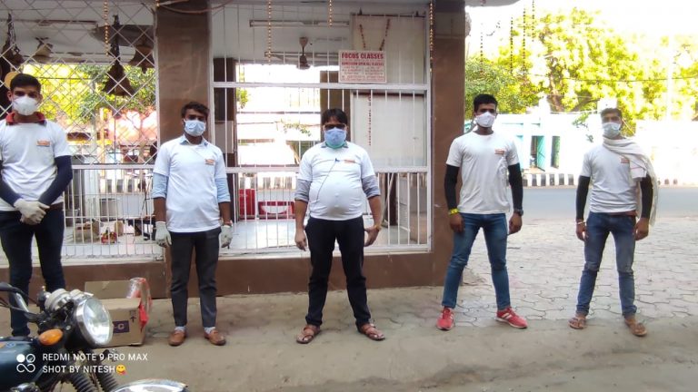 कोरोना कर्फ्यू में वेदांश कंप्यूटर एजुकेशन तानसेन रोड ग्वालियर की टीम 5 दिन से लगातार कर रही है मानव सेवा, जनसेवा