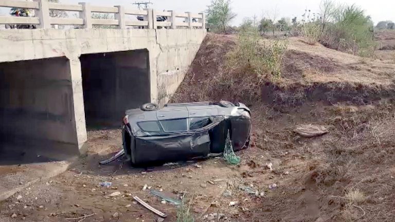 कार पुलिया से नीचे गिरी, एक ही परिवार के तीन लोगों की मृत्यु  , दो की हालत गंभीर