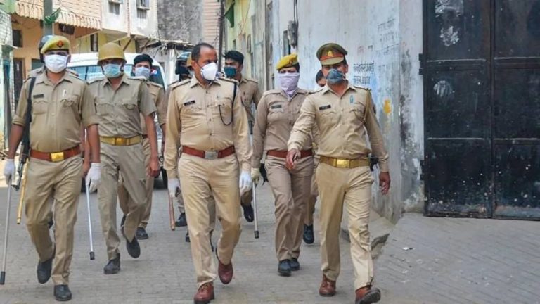 पुलिस पर फेंकी खोलती हुई चाय महिलाओं ने बरसाए पत्थर ,ASI समेत 3 पुलिसवाले घायल