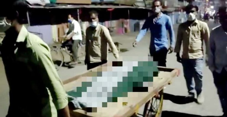 शव ले जाने के लिए नहीं मिली एंबुलेंस तो , ठेले में शव रखकर ले गए परिजन