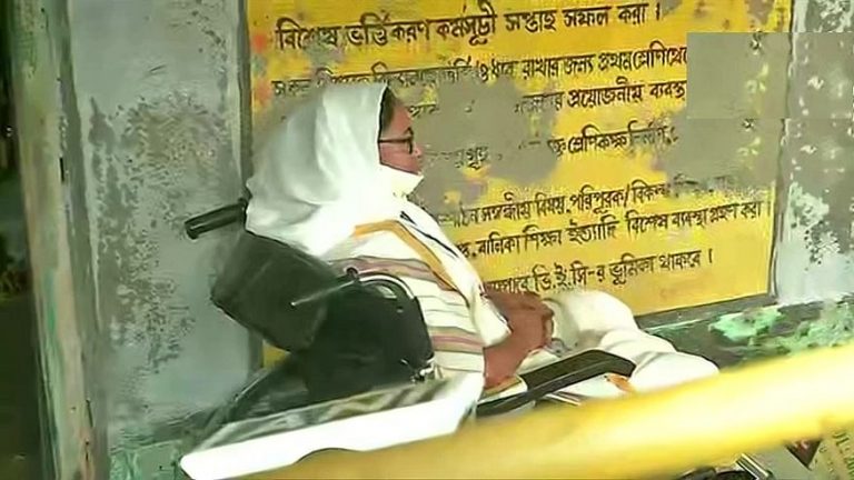 नंद्रीग्राम पोलिंग बूथ में धरने पर बैठीं ममता, कहा-वोट नहीं डालने दे रहे