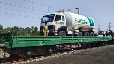मध्य प्रदेश दिल्ली और उत्तर प्रदेश समेत अन्य राज्यों में ऑक्सीजन पहुंचाएगा भारतीय रेलवे