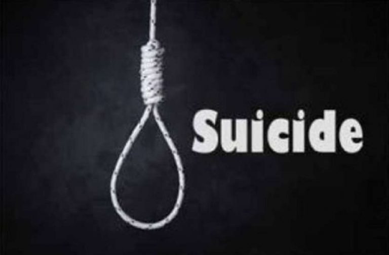पत्नी, बेटे और बेटी का गला काटकर की हत्या,खुद ने भी फांसी लगाकर की आत्महत्या