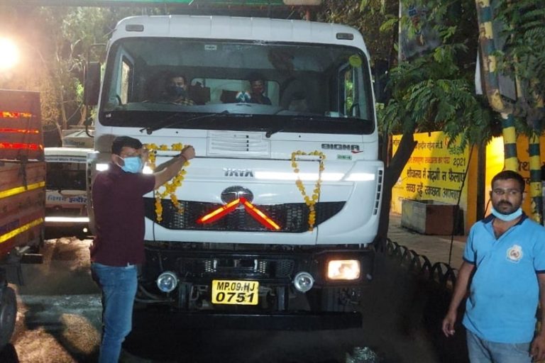 इंदौर पहुंचा ऑक्सीजन का पहला टैंकर, अब रोज 100 टन ऑक्सीजन आएगी