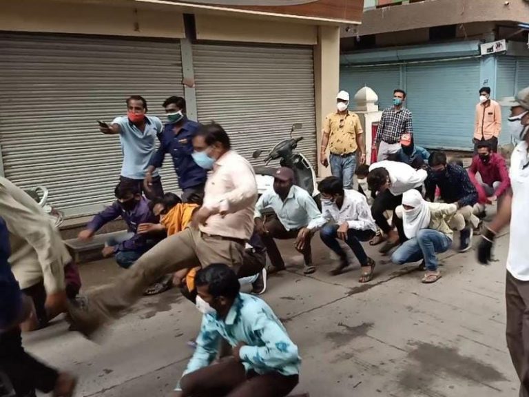 कोरोना कर्फ्यू में तहसीलदार ने लोगों को बनाया मेंढक फिर मारी लात, बैंड बजाकर निकाला जुलूस