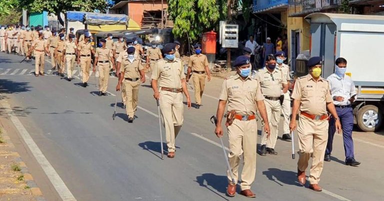 कोरोनाकाल में नर्सों से लाउड स्पीकर पर बोले TI- जूते खाकर मानाेगी क्या