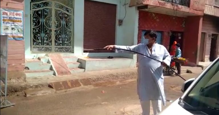 कोविड प्रभारी मंत्री ने गली -मोहल्लों में किया सैनिटाइजेशन, कोरोना के बचाव के लिए 50 सफाई कर्मचारियों को बांटी सुरक्षा किट