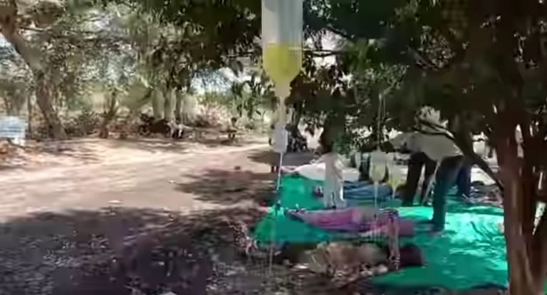 झोलाछाप ने खेत में शुरू कर दिया अस्पताल पेड़ पर बोतल बांध कर हो रहा मरीजों का इलाज