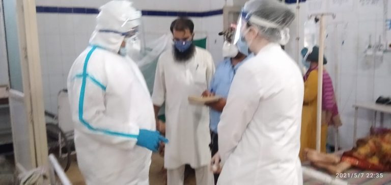 कोविड प्रभारी मंत्री प्रधुम्न सिंह तोमर ने पीपीई किट पहनकर अस्पताल का किया निरीक्षण