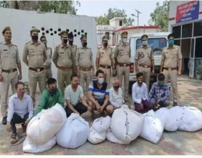 कोरोना संक्रमित शवों चढ़ने वाले कपड़े को चुराने वाली गैंग गिरफ्तार ग्वालियर की ब्रांडेड कंपनी का टैग लगाकर बेचते थे