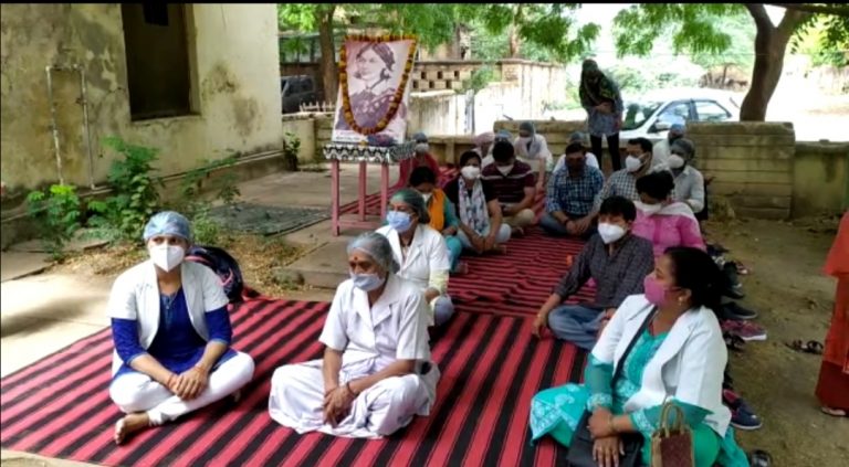नर्सो का धरना: 3 दिन का दिया अल्टीमेटम, मांगे न सुनने पर अनिश्चितकालीन हड़ताल की दी चेतावनी