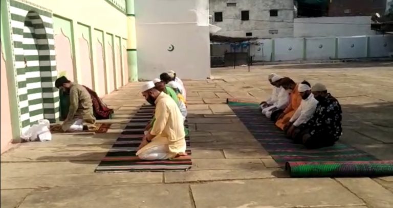 कोविड-19 गाइडलाइन के साथ मनाई जा रही ईद ,शहर काजी ने चुनिंदा लोगों के साथ अदा की विशेष नवाज
