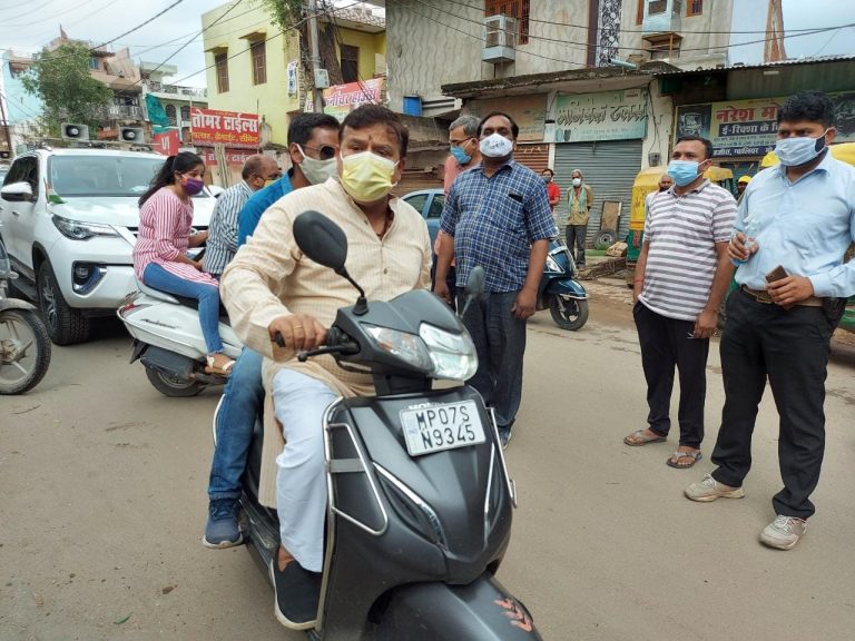 बिना हेलमेट के एक्टिवा चलाते गलती का हुआ एहसास, ऊर्जा मंत्री ने ट्रैफिक थाने पहुंचकर कटाया चालान
