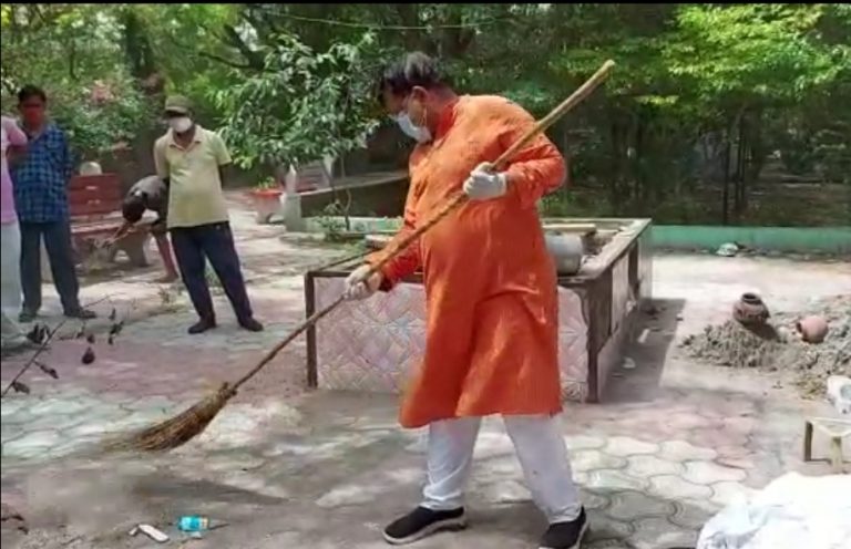 प्रायश्चित करने ऊर्जा मंत्री ने मुक्तिधाम में लगाई झाड़ू, साफ सफाई के साथ किया सैनिटाइजेशन