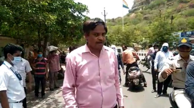 आशिक मिजाज हॉस्पिटल मैनेजर की सरेराह धुनाई, कई दिनों से नर्स को कर रहा था परेशान