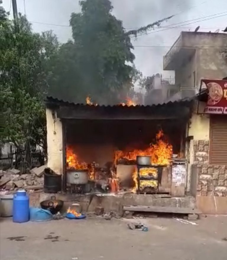 दूध डेयरी में लगी भीषण आग, दुकान में रखा सारा सामान जलकर खाक