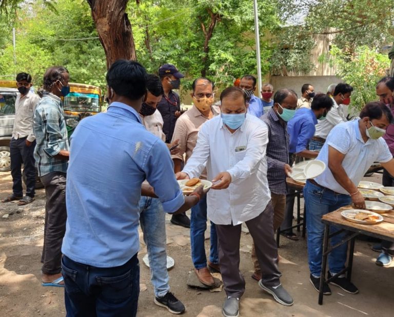 कांग्रेस विधायक ने अटेंडरों को अपने हाथों से किया भोजन वितरण