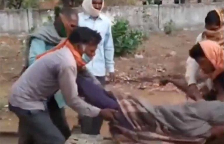 सिंगरौली जिले में बेटी का शव खाट पर लेकर 25 KM तक पैदल चला पिता