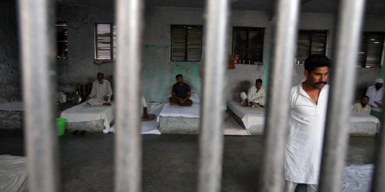 मध्यप्रदेश की जेलों में तेजी से फैल रहा है कोरोना,300 से ज्यादा कैदी हुए संक्रमित