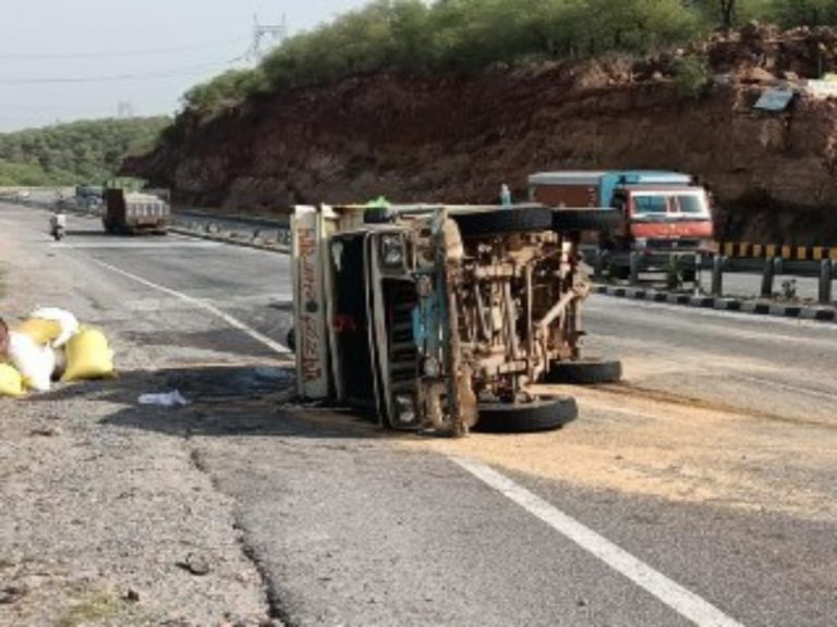 ग्वालियर में गेहूं से भरी लोडिंग पलटी, चार लोगों की मौत, छह घायल