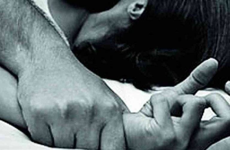 मंदिर से लौट रहे दंपत्ति को लूटा और महिला के साथ किया दुष्कर्म