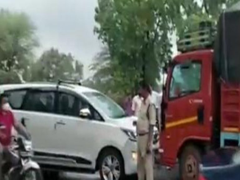 कांग्रेस नेता की कार को ट्रक ने मारी टक्कर, बाल-बाल बचे विधायक