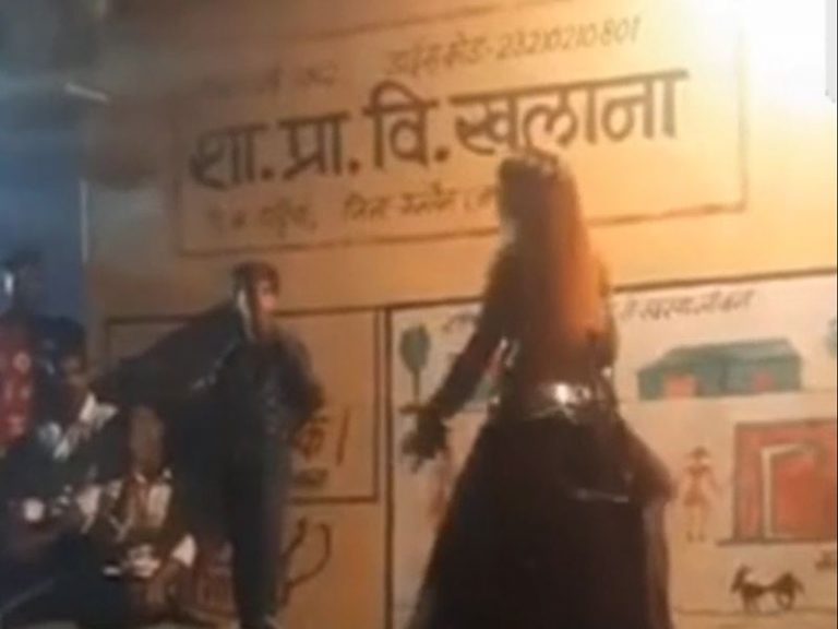 सरकारी स्कूल में अश्लील डांस, कोरोना नियमों की उड़ाई धज्जियां