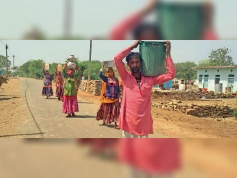 पानी की किल्लत को लेकर गांव वासियों को 6 किलोमीटर तक दौड़ना पड़ता है