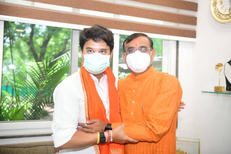 सिंधिया ने की वीडी शर्मा और CM शिवराज से मुलाकात, कांग्रेस ने कही ये बड़ी बात