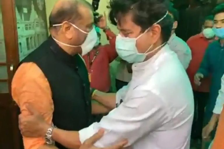 23 साल की राजनीतिक दुश्मनी भुलाकर पवैया के गले मिले सिंधिया, कही ये बड़ी बात