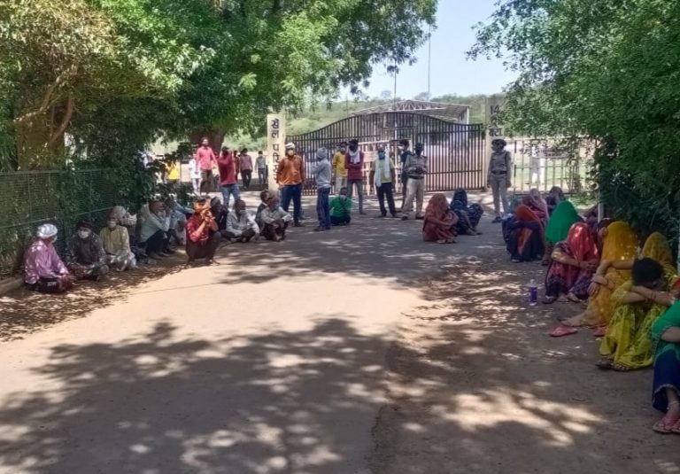 ग्रामीणों ने किया पुलिस महा निरीक्षक कार्यालय का घेराव,हत्याकांड के बाकी आरोपियों को पकड़ने की मांग