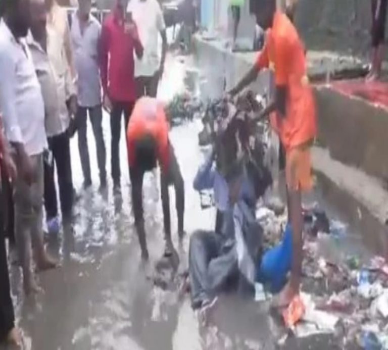 बारिश से पहले नाला साफ नहीं होने पर विधायक ने ठेकेदार को कचरे से नहलाया