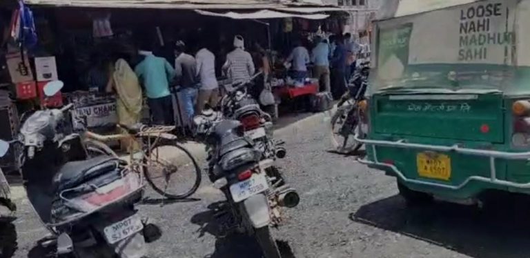 पुलिस चौकी के पास ही हो रही नियमों की अंदेखी, पुलिसकर्मी के आँखों के सामने कोरोना की उड़ रही धज्जियाँ