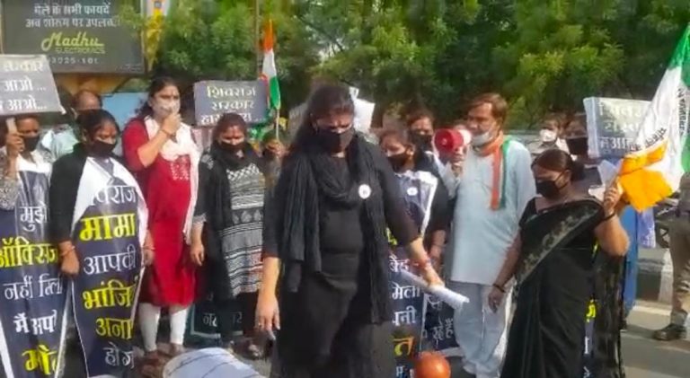 पीएम व सीएम के खिलाफ प्रदर्शन करना पड़ा भारी, कोविड नियमों की अनदेखी पर महिला कांग्रेस अध्यक्ष सहित कार्यकर्ताओं पर एफआईआर