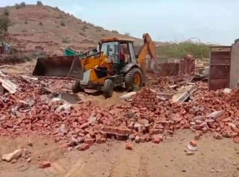 अवैध कब्जे को प्रसाशन ने किया धराशाही, DRDE को आवंटित जमीन पर किया था कब्जा