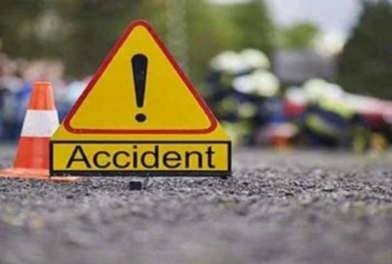बस ने बाइक को मरी टक्कर हादसे में महिला के दोनों पैर कटे….