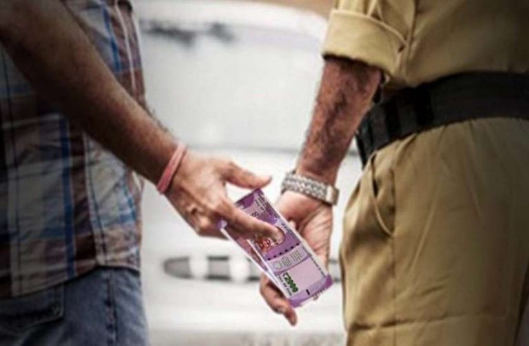 मुरैना में लोकायुक्त पुलिस की बड़ी कार्रवाई, रिश्वत लेते रंगेहाथों पकड़ा टीआई को