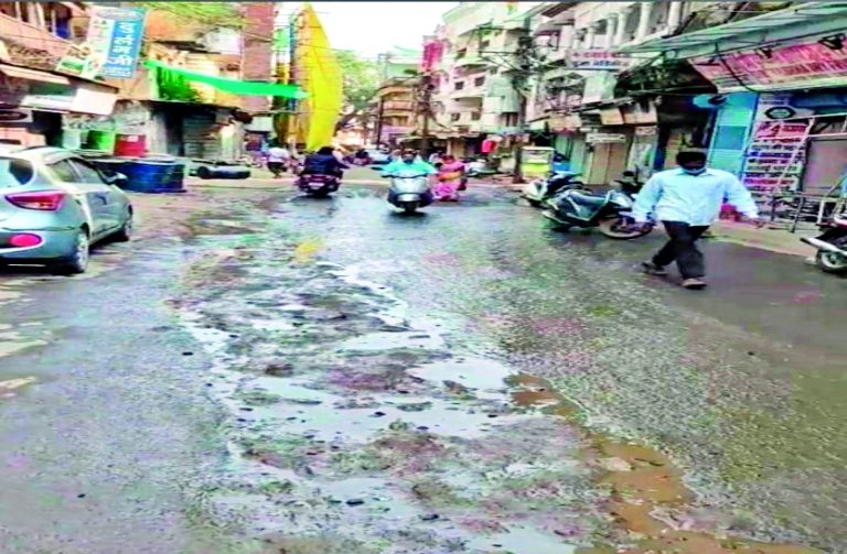 राजधानी भोपाल की सड़को का बुरा हाल कोई सुनवाई नहीं देखिए