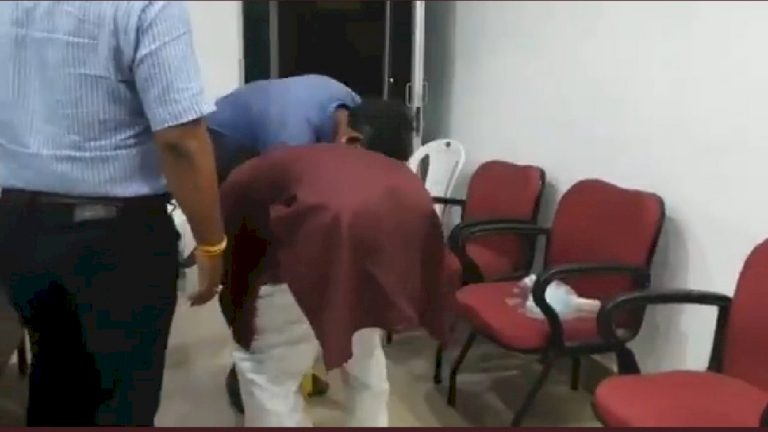 MP में BJP विधायक ने छूऐ बिजली कर्मचारी के पैर ये है पूरा मामला