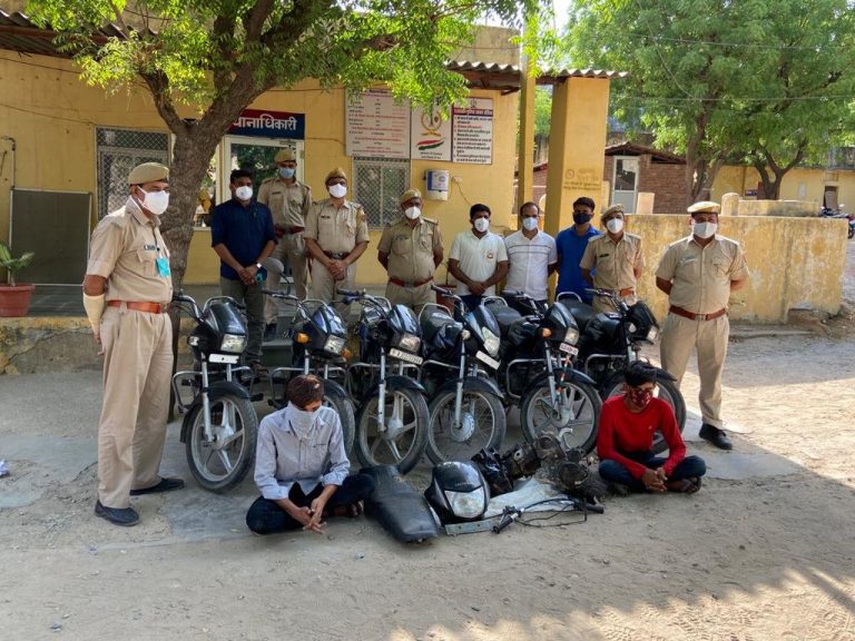 चोरी के चौबीस दोपहिया वाहन बरामद चोरो की गैंग पकड़ी गई।